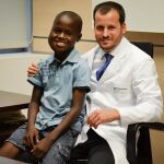 Abdou y el doctor Solís antes de la cirugía