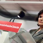 La Secretaria de Área de Igualdad de la CEF-PSOE, Carmen Calvo, y el Secretario de Área de Emprendimiento, Ciencia e Innovación de la CEF-PSOE, Francisco Polo/(Efe