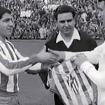 Collar da a Pachín un banderín por la primera visita del Madrid al nuevo estadio rojiblanco