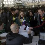 Los participantes en la primera votación realizada durante la asamblea de la CUP sobre la investidura de Artur Mas como presidente de la Generalitat