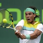 Nadal golpea la bola durante el partido contra el portugués Frederico Gil, en el Masters 1000 de Miami