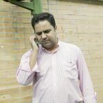 El ex alcalde de Camas Agustín Pavón dialoga por su teléfono móvil