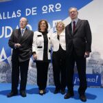 Manuela Carmena posa con los "antiguos alcaldes"de Madrid Ana Botella, Alberto Ruiz-Gallardón (d) y José María Álvarez del Manzano.
