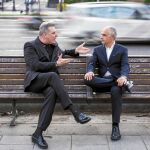 Loquillo, a la izquierda, charla con Sabino Méndez en una calle de Madrid