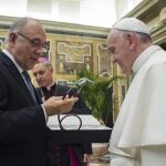Francisco recibe un regalo de manos del presidente de la Organización Médica Colegial (OMC) de España, Juan José Rodríguez Sendín