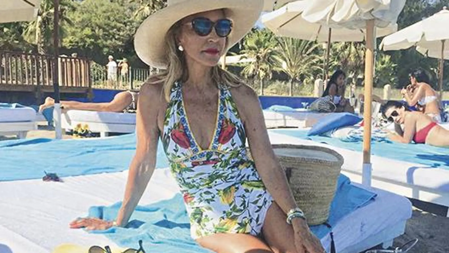 Lomana disfrutando de la playa en el Marbella Club