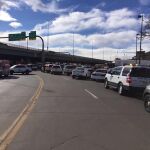 Ambulancias y coches de policía en el lugar del tiroteo