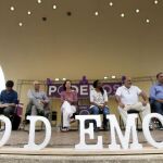 La secretaria de Análisis Político y Social de Podemos, Carolina Bescansa (3i), y la candidata por la provincia al Congreso de los Diputados, Rita Bosaho (c), durante el acto de partido celebrado en Alicante.
