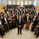 La Orquesta de la Comunidad de Madrid con su director titular, Víctor Pablo Pérez