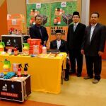 Mahyuddin Bin Smail en la presentación oficial del kit anti-histeria que ha inventado
