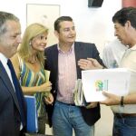 Salvador Fuentes, Esperanza Oña y Antonio Sanz (PP), junto a Diego Valderas (IU), ayer, en el Parlamento
