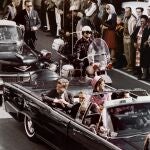 Fotografía del 22 de noviembre 1963 en donde aparece JFK acompañado de su esposa, Jacqueline, momentos antes de su asesinato