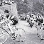 Coppi encabeza la ascensión al Alpe d’Huez en 1952, seguido de Bartali