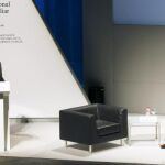 El presidente del Banco Santander, Emilio Botín (i), durante su intervención hoy en el XIII Congreso de la Empresa Familiar, en presencia del presidente de honor de dicha entidad, Leopoildo Rodés (d)
