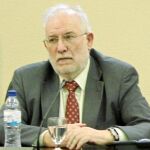 Los empleados de la Complutense han redactado un documento (arriba) en el que exponen la situación económica del centro y culpan de ello a Berzosa