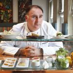 Imagen de archivo del chef, José Andrés en su restaurante en Washington