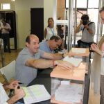 La presidenta del PP aragonés, Luisa Fernanda Rudi, ejerce su derecho al voto