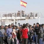 La patrullera española «Río Segura» traslada al puerto siciliano de Augusta a un grupo de inmigrantes rescatados en el Mediterráneo