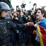 Un miembro de los CDR con una estelada ante un agente durante la concentración