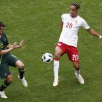 Robbie Kruse frente a Yussuf Yurary Poulsen/Ap