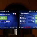 Monitores en la bolsa de Madrid que muestra, entre otras, el cambio euro libra y la prima de riesgo de España