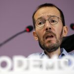 El secretario de Organización de Podemos, Pablo Echenique, anuncia que el 98% de los casi 145.000 inscritos que han participado en la consulta de Podemos han respaldado concurrir a las elecciones del 26 de junio en coalición con Izquierda Unida.