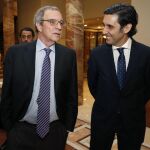 El presidente de la Fundación ProFuturo, César Alierta (izqda.) junto al presidente de Telefónica, José María Álvarez-Pallete, en una imagen de 2019