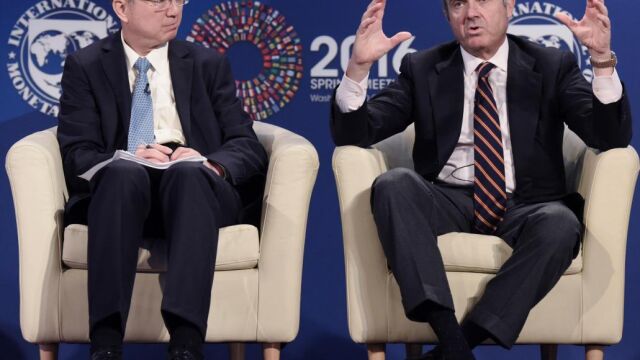 El subdirector del Fondo Monetario Internacional Min Zhu (i) y el ministro de Economía y Competitividad de España, Luis de Guindos (d) participan en el seminario sobre economía, política y reformas estructurales en el auditorio Jack Morton de la Universidad de George Washington en Washington (Estados Unidos)