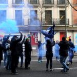 Cerca de una veintena de personas se han manifestado esta mañana ante la sede del PSOE, en la madrileña calle de Ferraz, con botes de humo y una pancarta en la que se podía leer "PSOE: ni socialista, ni obrero, ni español"