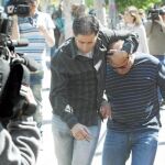 Momento de la salida de los juzgados de Córdoba del nuevo imputado por abusos sexuales en un centro de la Cruz Blanca