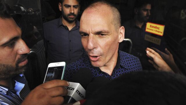 El ministro griego de Finanzas, Yanis Varufakis (centro), a su llegada al ministerio de Finanzas en Atenas (Grecia) hoy