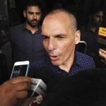 El ministro griego de Finanzas, Yanis Varufakis (centro), a su llegada al ministerio de Finanzas en Atenas (Grecia) hoy
