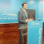 El portavoz del Grupo Parlamentario Popular, Juan Carlos Ruiz, durante una intervención en la sede regional