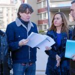 Carlos Martínez hojea los expedientes junto a Javier Izquierdo, Virginia Barcones y José Francisco Martín