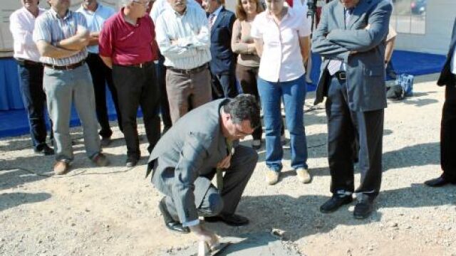 El consejero de Obras Públicas y Ordenación del Territorio, José Ballesta, coloca la primera piedra de las obras del vial