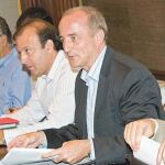 Miguel Sebastián junto a Joan Mesquida, ayer, en la reunión con empresarios del sector