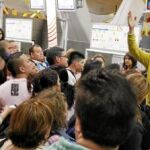 Unas doscientas personas protagonizaron «una sentada» tras retrasar su vuelo a Colombia