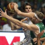 El alero de la selección española Fernando San Emeterio (i) con el balón ante el pívot de la selección eslovena Miha Zupan