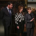 La presidenta de las Cortes, Silvia Clemente, conversa con el alcalde de Valladolid, Óscar Puente; el presidente de la Diputación, Jesús Julio Carnero; y la directora del Museo Nacional de Escultura, María Bolaños, ante un busto en piedra de un joven Carlos I