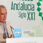 El presidente del PP-A, Javier Arenas, participó ayer en Jerez de la Frontera en el foro de grandes ciudades que organiza su partido