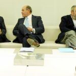Zapatero intenta reconducir las posiciones más que alejadas entre patronal y sindicatos. En la imagen, el presidente con Díaz Ferrán y Méndez