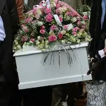 Un bebé despierta en el ataúd durante su funeral en Kenia