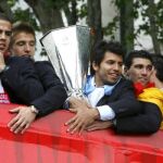 Los jugadores, con la copa y con el público