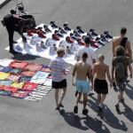 Vendedores ambulantesr en el paseo Joan de Borbó del barrio de la Barceloneta / EFE/ Andreu Dalmau.