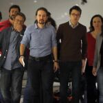 El líder de Podemos, Pablo Iglesias (c), junto al número dos, íñigo Errejón (3d), arropado por la mayor parte de los miembros de su Ejecutiva