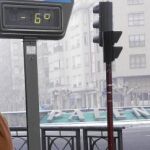 Una mujer huye del frío en la fuente en la que está impreso el nombre de Palencia