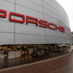 Fotografía de archivo del 26 de enero de 2018 que muestra el logotipo del fabricante alemán Porsche en sus oficinas de Stuttgart (Alemania)