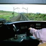 Maquinista de Renfe en la cabina de un tren