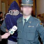Gregorio Cano, en una imagen de archivo, cuando era conducido por un agente en la Audiencia de Barcelona para su juicio. El interno ya ha disfrutado de permisos penitenciarios