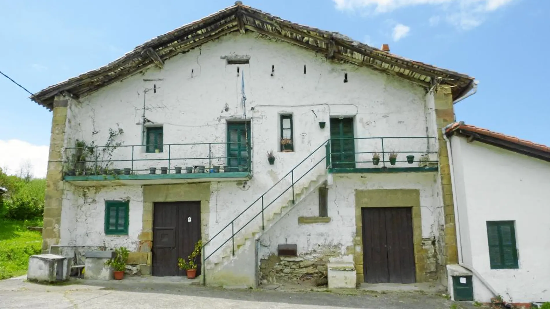El lugar en el que murió, tras un tiroteo con la Guardia Civil hace cincuenta años, el primer asesino de ETA, Txabi Etxevarrieta (en la imagen superior)